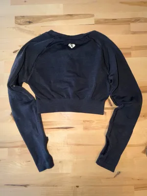 Women's Best black long-sleeve crop top thumbnail 4