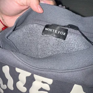 White Fox Gray Sweatshirt L/XL Vol. 5 (Last Slide Shows‎ Flaw Tiny Bleach Stain) thumbnail 6