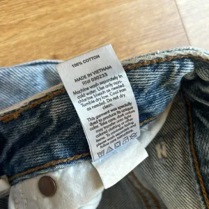 Pacsun 90s Boyfriend Distressed Light Wash Jeans thumbnail 11