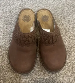 UGG Women's Brown Leather‎ Clog Mules Slip On Sherpa Shearling Lined Sz 7 thumbnail 1