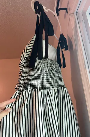 Shoulder tie boutique dress Multiple thumbnail 2