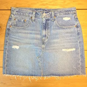 Levi’s mini skirt denim jean light wash distressed 30 thumbnail 1