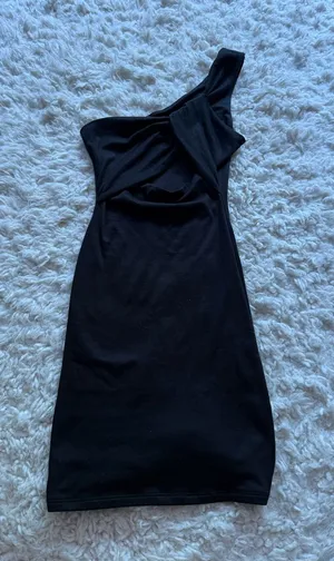 Windsor One-Shoulder Black Cocktail Dress thumbnail 1