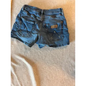 Wrangler Retro Denim Shorts Womens 28 Medium Wash Stretch Jean Shorts 112344615 thumbnail 4