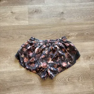 Lululemon Shorts Womens 4 Black Hotty Hot Low Rise Lined Floral Running Workout thumbnail 3