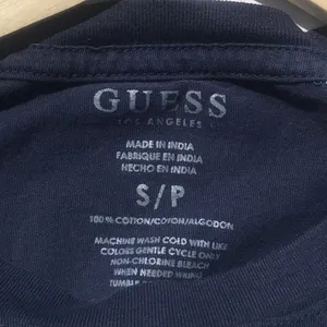 3/$25🍾🍾Guess England Graphic‎ Navy Blue Tee Shirt thumbnail 3