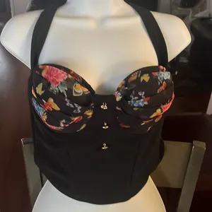 Small corset. Excellent detail. Small thumbnail 1
