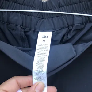 Alo yoga trousers thumbnail 4