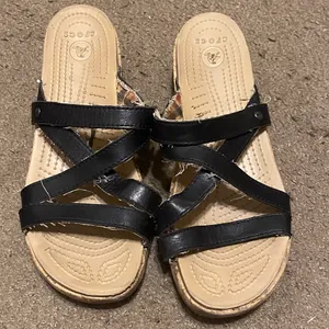 Womens Crocs A-Leigh Black Leather‎ Strappy Wedge Sandals Beige Size 9 thumbnail 1