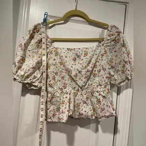 Wild Fable Eyelet Floral Puff Sleeve Crop Top Elastic Waist Square Neck Size M thumbnail 4