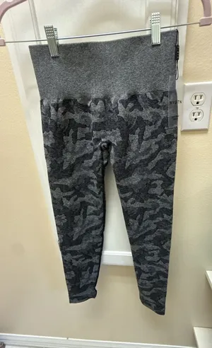 NVGTN Camo Seamless High-Waisted Leggings in Gray/Black thumbnail 1