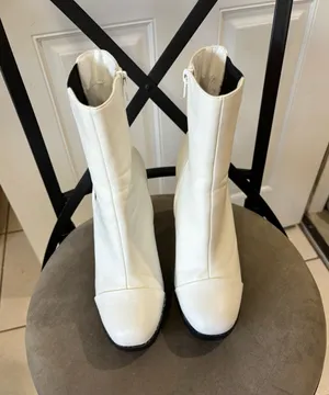 Size 8 Bamboo white Moto combat boots with lug soles, capped toes, with half inch platforms and 4 inch block heels. In VVGUC! thumbnail 2