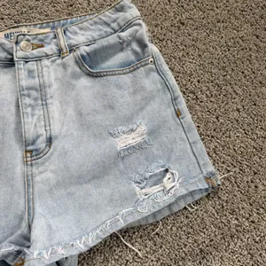Brandy Melville Light Wash Denim Jeans Shorts Size 29 Button Fly 100% Cotton thumbnail 2