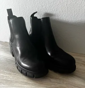 Winter Boots Black Size 8 thumbnail 1
