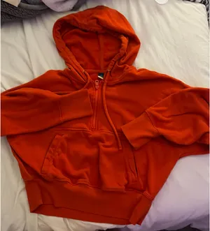 red cropped hoodie Size M thumbnail 1