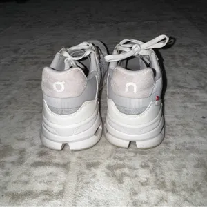 Oncloud Women’s Tennis shoes Women’s 7 Like New barely worn too small for me thumbnail 4