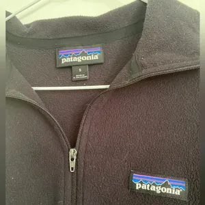 Patagonia- Black 1/4 zipper pullover thumbnail 3