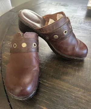 BOC Born Concept Telesto Z22423 Brown Leather Clogs Mules Women's 8M StuddedGUC thumbnail 1