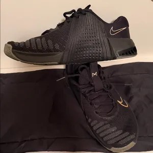 Nike unisex Black and Gold Metcon 9 women’s 8 thumbnail 3