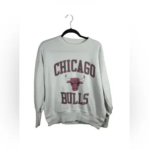 Abercrombie SoftAF Chicago Bulls Sweatshirt XS‎ Gray NBA Crewneck thumbnail 2
