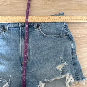 Abercrombie & Fitch 30/10 Curve Love Mom High Rise Shorts Denim Distressed thumbnail 6