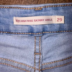 Levi’s High Rise Skinny Ankle Button Up Size 29 thumbnail 3