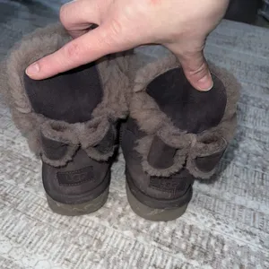 UGG Australia Boots Size 9 Arielle Back Bow Suede Sheepskin Sugarplum? thumbnail 5
