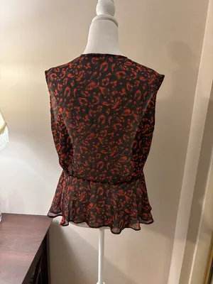 Astr Blouse Women’s Size M Black and Red Sleeveless V-Neck Peplum Blouse thumbnail 2