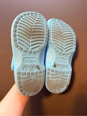 Crocs clogs perforated lightweight blue, unisex, size 7 Women's/ size 5 Men's thumbnail 6