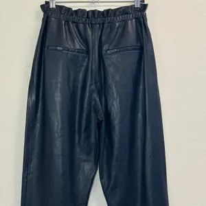 Alice + Olivia Womens Black Faux Leather Ankle Trousers Pants XS Pockets Pleated thumbnail 4