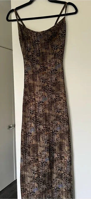 PrettyLittleThing Brown Printed Maxi Slip Dress thumbnail 3