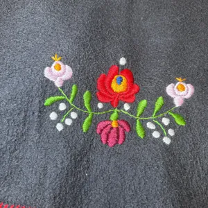 Vintage Women's Size Large Black Felt Vest Floral Embroidered Folk Art Boho thumbnail 7