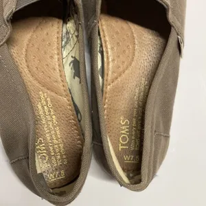 Toms taupe slip on shoes size‎ 7.5 thumbnail 4