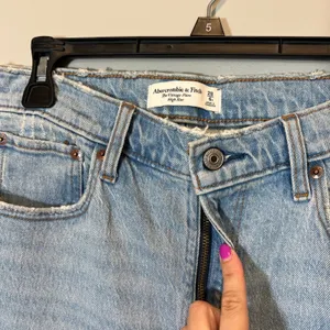Abercrombie‎ & Fitch The Vintage Flare High Rise Jeans Light Wash Blue 28 6R thumbnail 4
