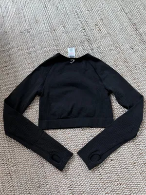 Gymshark Vital Crop Top Size Small in Black thumbnail 2