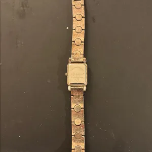 Vintage Gold-Tone Watch with Ornate Band untested thumbnail 4
