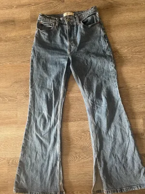 Abercrombie Vintage Flare High-Rise Jeans thumbnail 4