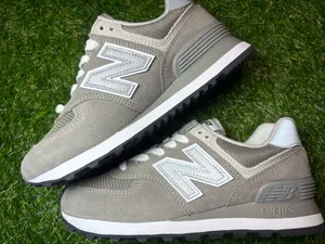 New Balance gorgeous neutral every day sneakers. Women’s size 5 thumbnail 3