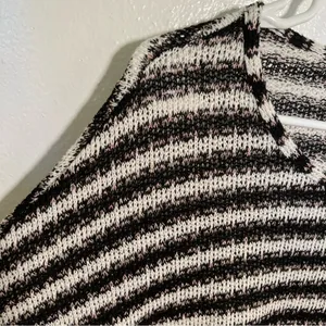 Teenbell Women's Oversized Knit Top White Black Metallic Rose Gold Stripes Round thumbnail 4