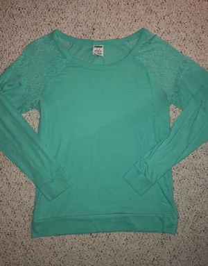 Victoria’s Secret Pink t-shirt thumbnail 1