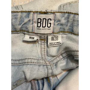 BDG Urban Outfitters Mom Jeans W28 High Rise Light Wash 100% Cotton Denim thumbnail 13