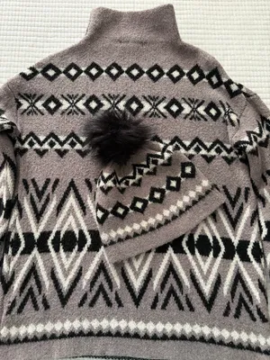 Cozy Geometric Turtleneck Sweater & Pom Beanie - Grey/Black XS thumbnail 9