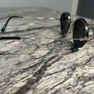 Stylish Round Black Sunglasses thumbnail 4