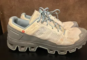 On Cloud Women’s size 9 thumbnail 1