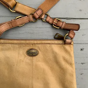 Fossil Y2K Tan/Yellowish Leather Crossbody Purse w/ Numerous Zipper Pockets thumbnail 4