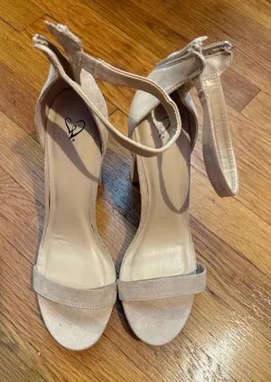 Tan Heels Size 10 thumbnail 1