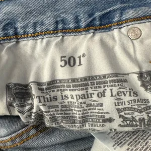 Levi’s 501 SZ W30 Jean Shorts Button-Fly Distressed Light Wash Frayed Hems Blue thumbnail 8