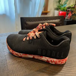 Nobull unisex running shoes in black and camo pink 8 women 6.5 men thumbnail 4