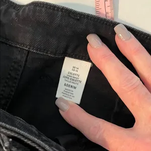 H&M Women's Black Wide-Leg Cropped Distressed Hem Jeans Size 14 thumbnail 7