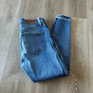 Madewell 9" Mid-Rise Skinny Jeans in York Wash: Rip and Repair Edition thumbnail 5